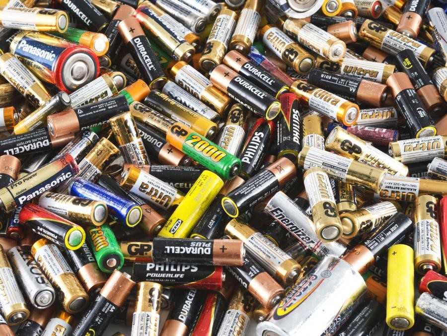 Почему опасны батарейки и как их утилизировать